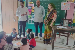 अयोध्या: बच्चे OMR शीट, तो शिक्षक सरल एप में रहे उलझे