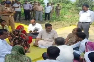 कौशाम्बी : ट्रिपल मर्डर से पीड़ित परिवार से मिलने पहुंचे यूपी के समाज कल्याण मंत्री, मदद का दिया भरोसा