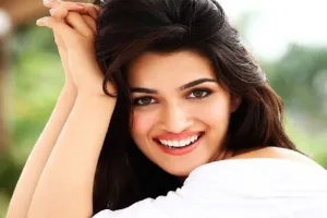 फिल्म गणपत में जोरदार एक्शन करती नजर आएंगी कृति सेनन, जानिए कब रिलीज होगी Movie? 