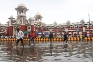 लखनऊ : मूसलाधार बारिश से ट्रेनों का संचालन पटरी से उतरा, यात्री बेबस