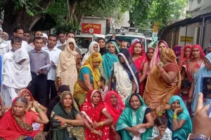 डीएम साहब! 10 साल से लगा रहे चक्कर.. हमें मुआवजा नहीं मौत चाहिए