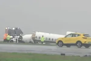 प्राइवेट चार्टर्ड फ्लाइट मुंबई एयरपोर्ट पर रनवे से फिसला, विमान के हुए दो टुकड़े