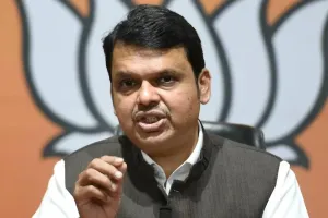 बाढ़ प्रभावित परिवारों को 10,000 रुपये का मिलेगा मुआवजा, फडणवीस ने की घोषणा  