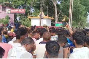 कौशल किशोर के घर में हत्या : परिजनों ने सड़क पर शव रखकर किया प्रदर्शन, आरोपितों पर सख्त कार्रवाई की मांग