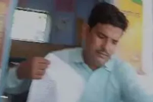 कासगंज: स्कूल में घुसकर शिक्षामित्र के पति ने किया बवाल, उपस्थिति रजिस्टर फाड़ फेंका 