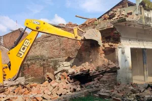 बहराइच : रास्ते की जमीन पर बने पांच मकानों पर चला बुलडोजर