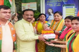 लखनऊ : भाजपा पदाधिकारियों ने शहीदों को नमन कर उनके घरों से एकत्र की माटी