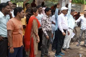 Mahoba: सात सूत्रीय मांगों को लेकर सफाई कर्मचारी संघ ने प्रदर्शन कर सौंपा ज्ञापन, मांगों को निराकरण कराने की उठाई मांग