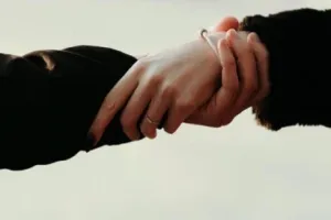 रामपुर: प्रेमिका ने प्रेमी से धर्म परिवर्तन करने को कहा...नहीं माना तो की चप्पलों से पिटाई, जानिए पूरा मामला