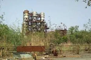 रबड़ फैक्ट्री: जमीन पर मालिकाना हक केस में नहीं आया फैसला, कर्मचारियों में असंतोष बढ़ा