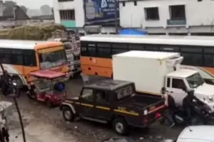 हरदोई: सारी रात थमे रहे पहिए, लखनऊ-पलिया हाई-वे की सड़क धंसी