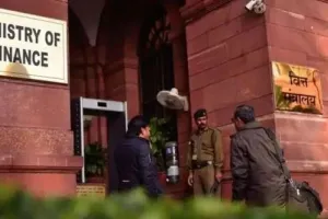 वित्त मंत्रालय ने एलआईसी एजेंट, कर्मचारियों के लिए कल्याणकारी उपायों को दी मंजूरी 