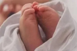 महिला ने एलियन जैसे बच्चे को दिया जन्म, देखने के लिए उमड़े लोग, डॉक्टर्स ने कही ये बात... 