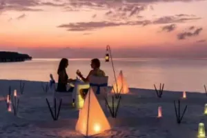 शादी के बाद पार्टनर के साथ पहली ट्रिप को बनाएं यादगार, सफर के दौरान इन बातों का रखें ध्यान 