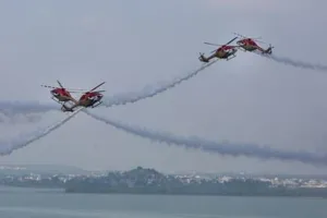 Bhopal Air Show: भारतीय वायुसेना ने आसमान में दिखाया अपना शौर्य, बड़ी संख्या में लोगों ने शो का उठाया आनंद 