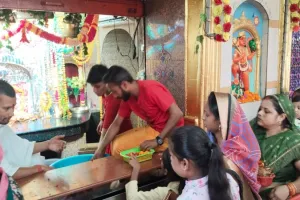 शारदीय नवरात्रि : घरों में भक्त कर रहे कलश स्थापना, उपवास रख मां शैलपुत्री की हो रही उपासना 