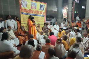 अयोध्या : नोटिस देने पर भड़के संत, कहा - मंदिरों को उजाड़ा तो होगा बड़ा आंदोलन 