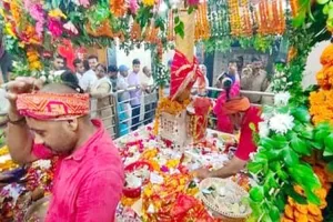 शारदीय नवरात्र : कलश स्थापना के साथ शुरू हुई नौ दुर्गा की आराधना, मंदिरों में उमड़े श्रद्धालु