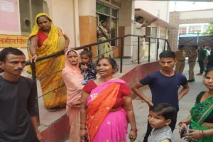 सीतापुर : प्रसव के दौरान नवजात की मौत, अस्पताल में परिजनों ने किया हंगामा