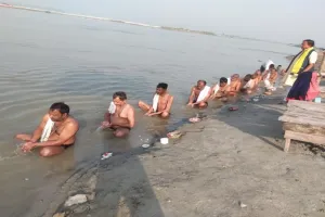 रायबरेली : अमावस्या पर जल तर्पण और पिंडदान कर किया गया पितृ विसर्जन 