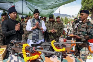 राजनाथ सिंह ने दशहरा पर तवांग में किया शस्त्र पूजन, जवानों के साथ मनाई विजयादशमी 