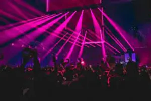 लखनऊ में पार्टी करने पहुंचे नीदरलैंड के क्रिकेटर, समिट बिल्डिंग के सामने हुए स्पॉट 