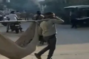 गरीबी के चलते पत्नी का शव बांस पर कपड़ा बांधकर शमशान ले गया पति, चंदे से हुआ अंतिम संस्कार     