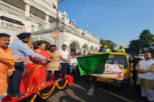 लखनऊ महापौर ने अमृत कलश यात्रा को हरी झंडी दिखाकर किया रवाना 