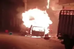 पिहानी में तेज लपटों के साथ जल उठी मारुति वैन, गैस रिफिलिंग के दौरान हुआ हादसा