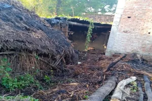 बहराइच : अज्ञात कारणों से लगी आग, हजारों का नुकसान