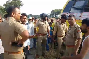 कौशाम्बी में पलटने से बची स्कूल बस, कई बच्चे घायल - ड्राइवर की लापरवाही आई सामने 