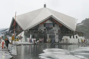 बुधवार को बंद होंगे हेमकुंड साहिब के कपाट, गेंदे के फूलों से सजाया जाएगा 