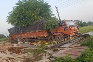 महाराष्ट्र में सड़क के किनारे सो रहे 10 मजदूरों को ट्रक ने कुचला, पांच लोगों की मौत