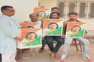 अयोध्या : जन जागृति के लिए शोध संस्थान ने वितरित किए शहीद अशफाक उल्ला खां के चित्र 