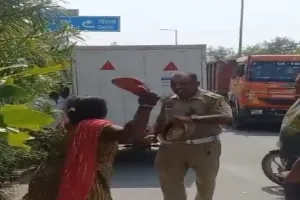 गाजियाबाद में महिला और ट्रैफिक दारोगा के बीच मारपीट, चप्पल से की पिटाई - देखें Video