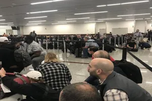 Atlanta Airport पर महिला ने पुलिस अधिकारी समेत तीन लोगों पर किया चाकू से हमला, गिरफ्तार 