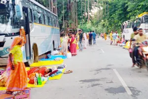 अयोध्या: नंदीग्राम में सड़क बनी श्रद्धालुओं की ठौर, प्रशासन ने नहीं किए इंतजाम 