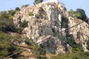 UP: बांदा के इस मंदिर की अद्भुत है मान्यता… मां योगमाया के श्राप से सफेद रंग का हो गया गिरवां का खत्री पहाड़