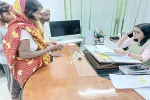 इलाज के बहाने ग्रामीण की जमीन का करवा लिया बैनामा, दवा की जगह पीने के लिए दे दी दो शीशी कीटनाशक