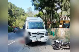 बदरीनाथ हाईवे पर हुआ हादसा, टेम्पो ट्रैवलर और एक बाइक में टक्कर...तीन की  मौत