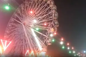 मेले में चलते-चलते अचानक रुक गया झूला, 20 लोग बचाए गए, Video हुआ वायरल