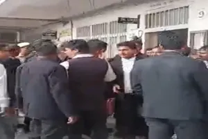 प्रयागराज: कचहरी के अंदर तमंचा लेकर पहुंचा युवक, वकीलों के मर्डर की थी प्लानिंग