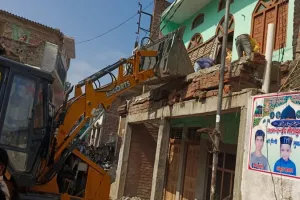 बहराइच: एसडीएम की मौजूदगी में सड़क पर बने अवैध मकान पर चला बुलडोजर