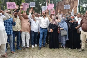 बहराइच: बकाया मानदेय को लेकर मदरसा शिक्षकों ने किया प्रदर्शन, नगर मजिस्ट्रेट को सौंपा ज्ञापन