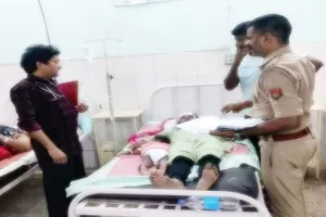 आगरा एक्सप्रेस-वे पर डिवाइडर से टकराकर पलटी बस, इजराइली युवती समेत 34 यात्री घायल 