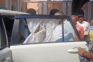 बहराइच: मैं सुबह नौ बजे से ऑफिस में इंतजार कर रही हूं... कलेक्ट्रेट में सीडीओ और डीआईओएस में हुई बहस, देखें Video