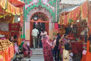 शारदीय नवरात्र आज से शुरू, मंदिरों उमड़ी भक्तों की भीड़, लखनऊ के बाजारों में बढ़ी रौनक