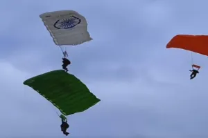 प्रयागराज: एयर शो का रिहर्सल, पैरा जंपर 8000 फीट से नीचे से लगाया जंप