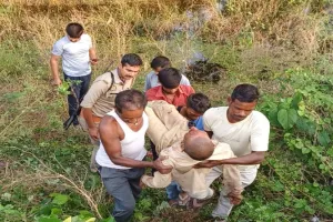 बहराइच: संदिग्ध परिस्थितियों में खड्ड में घायल मिला ग्रामीण, जानें क्या बोले परिजन
