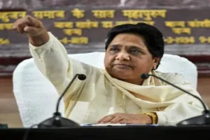 मायावती का आरोप- भाजपा और कांग्रेस के लुभावने वादों से चुनावी माहौल प्रभावित हो रहा
